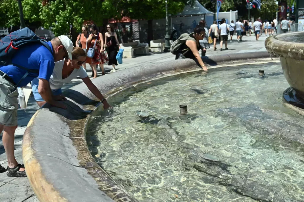 Καύσωνας-«φωτιά» σαρώνει τη χώρα: Έως 43°C, αποπνικτικές νύχτες και συναγερμός για πυρκαγιές