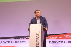 Με φανέλα στα χρώματα της FC Barcelona και τον αριθμό 26, ο Αλέξης Τσίπρας μετρά αντίστροφα για την ανακοίνωση του κόμματός του