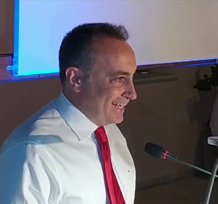 «Σε μία Δικαιοσύνη που νοσεί, η ανοχή είναι συνενοχή». Σοκάρει ο εφέτης Γιάννης Ευαγγελάτος, που άνοιξε ξαφνικά την πόρτα και βγήκε από το δικαστικό σώμα, μετά από δυο δεκαετίες αδιάκοπης θητείας.