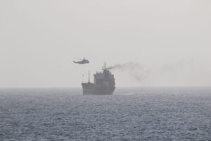 Κρίσιμες εξελίξεις στα Στενά του Ορμούζ: Διπλωματικό «παζάρι» Ιράν–ΗΠΑ και άνοδος στο πετρέλαιο
