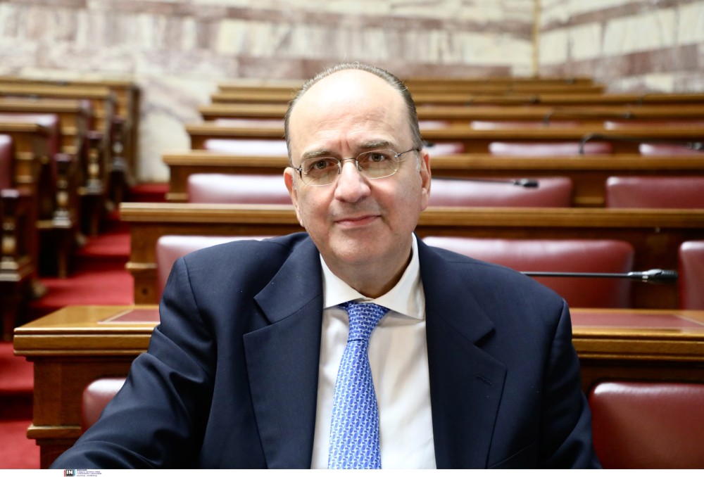 Καριέρα-εξπρές χωρίς πτυχίο, αλλά με… γνωριμίες: Στο στόχαστρο ο Λαζαρίδης για αμοιβές και προσόντα