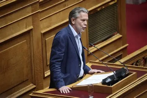 Παύλος Γερουλάνος: Θέτει όρια στη διεύρυνση του ΠΑΣΟΚ με αιχμή την επιστροφή της Θεοδώρας Τζάκρη