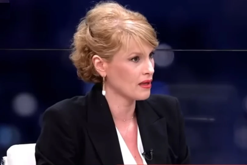 Η Θεώνη Κουφονικολάκου εκπροσωπεί τον Αλέξη Τσίπρα και δίνει το «παρών» στην κηδεία της Βάγιας Νέστορα