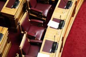 Με Απλά Λόγια: Ήξερες ότι το 40% της κρατικής χρηματοδότησης των κομμάτων είναι με νόμο ακατάσχετο;