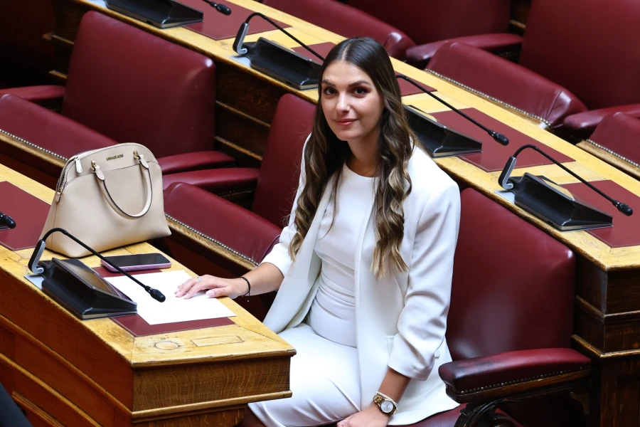 Μυρτώ Κοροβέση: Ορκίστηκε η νεότερη βουλευτής της Βουλής – Ανεξαρτητοποιήθηκε αμέσως μετά
