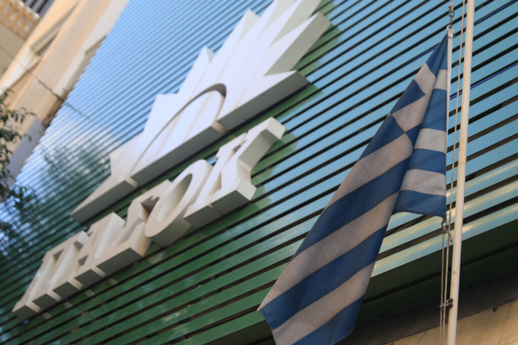 Πως γίνεται σε κάθε “γαλάζιο σκάνδαλο” να υπάρχει μέσα και … ΠΑΣΟΚ; Ο Άδωνης, ο Ανδρουλάκης και τα “Σπιτάκια της Ανακύκλωσης”