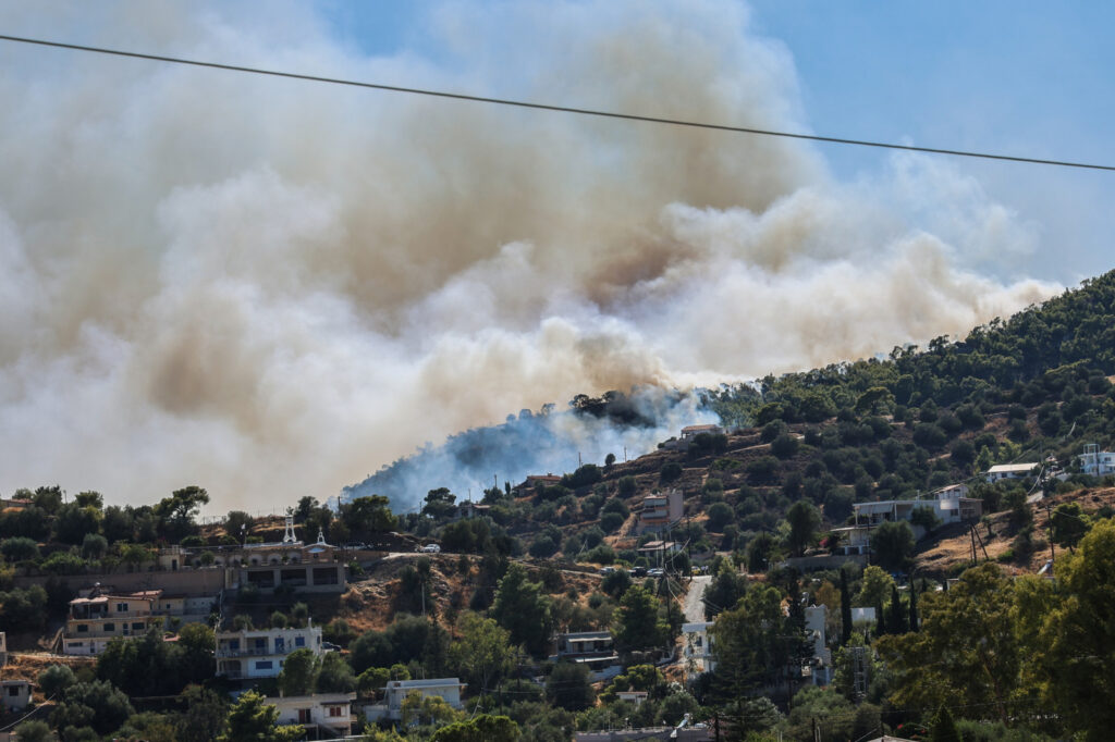 Πύρινος εφιάλτης στη Σαλαμίνα – Δύο νεκροί στα Περιστέρια