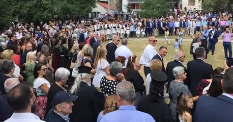 Σαμαρίνα Γρεβενών: «Αν έχετε φιλότιμο, φύγετε» – Κτηνοτρόφοι έδιωξαν κυβερνητικά στελέχη από τον τρανό χορό