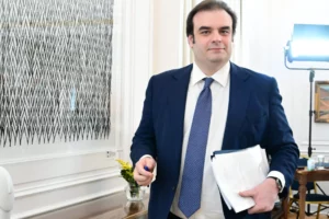 Η Κομισιόν είπε «ναι» στον Πιερρακάκη – Έως 1 δισ. ευρώ για ενεργειακές επενδύσεις έως το 2028