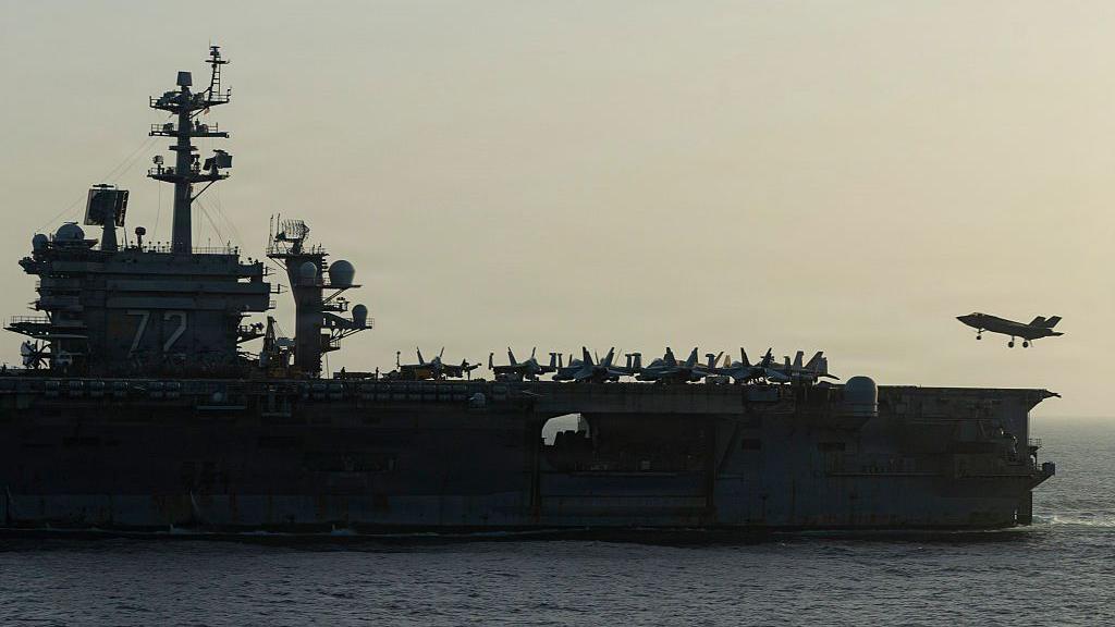Εσπευσμένη αντικατάσταση του USS Abraham Lincoln στη Μέση Ανατολή εν μέσω αναφορών για αυτοκτονίες στο πλήρωμα