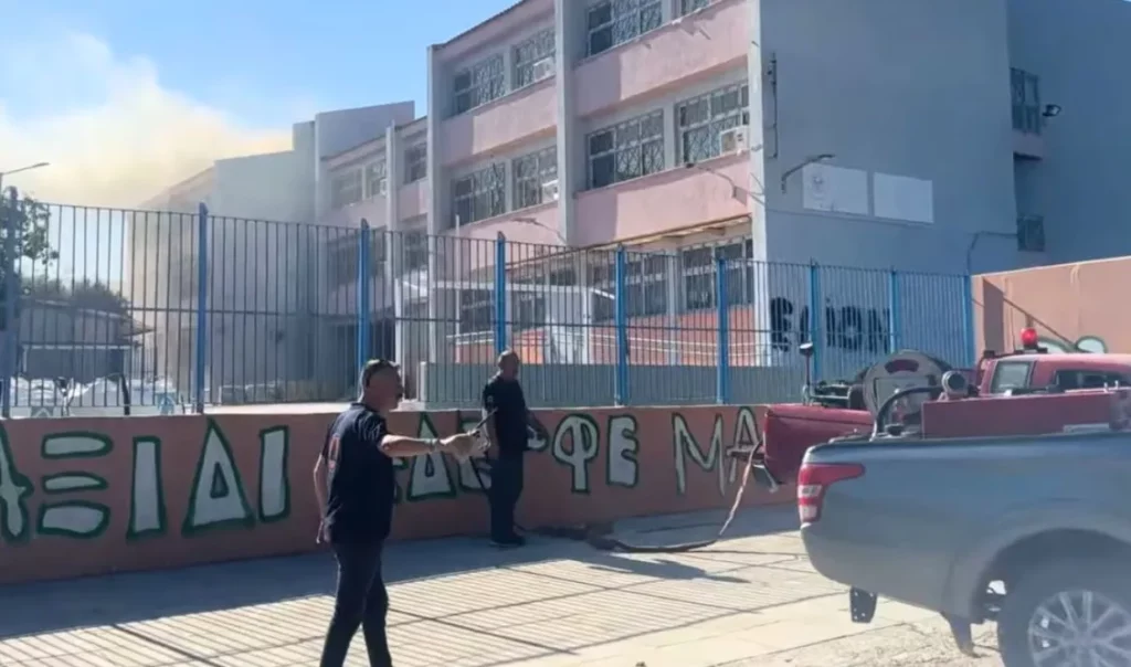 Συναγερμός στην Αρτέμιδα: Πυρκαγιά στην οροφή του 1ου Γυμνασίου