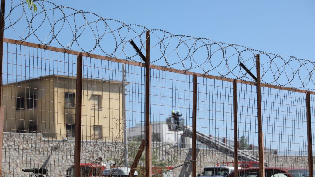Συναγερμός στις Σέρρες: Κινηματογραφική απόδραση 41χρονου βαρυποινίτη με καλάσνικοφ και στολές ΟΠΚΕ