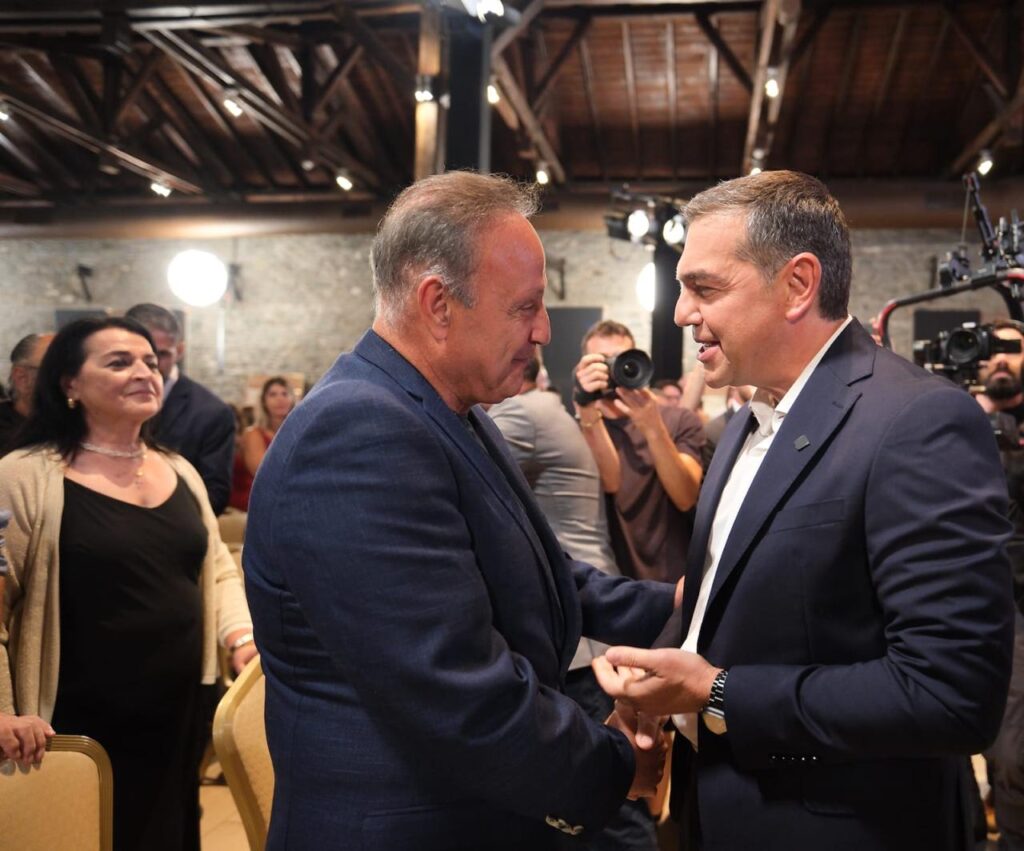 Το δικό του μήνυμα στον Νίκο Ανδρουλάκη έστειλε ο Στέλιος Αγγελούδης : Παρών στην ομιλία Τσίπρα