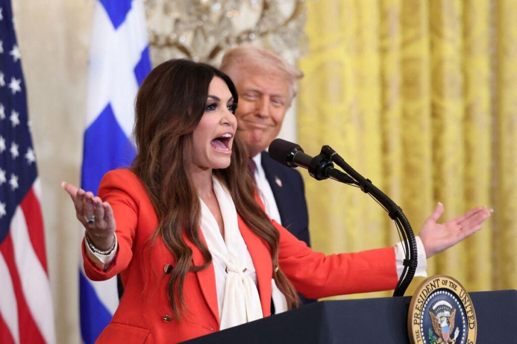 «Ήταν πάντα ευγενική»!: Σε παρελθοντικό χρόνο η αναφορά Τραμπ σε Γκίλφοϊλ ανάβει «φωτιές»